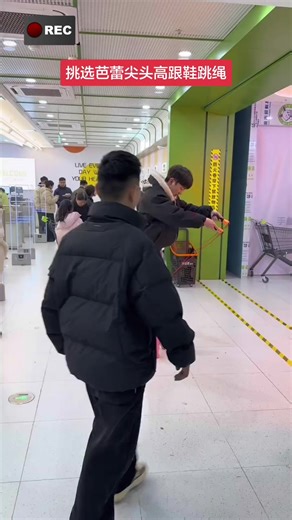 Ballet Dancers Take Over the Shopping Mall