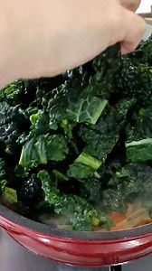 ZUPPA DI CECI E CAVOLO NERO 🥘🥘💚💚un piatto sano, nutriente e saporito😍 https://blog.giallozafferano.it/lericettedisimo/ricetta-zuppa-di-ceci-e-cavolo-nero/ | Le Ricette di Simo e Cicci