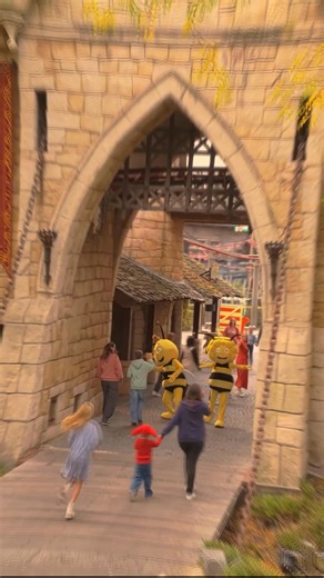 Lust auf eine besondere Auszeit in den Winterferien? Entdecke das Plopsaland Resort, wo Unterhaltung, Übernachtung und Entspannung an einem Ort zusammenkommen: 🎢 Über 55 Attraktionen für jedes Alter 🎭 Shows, Animationen & große Parade 🏨 Hotel, Village & Chalets direkt im Resort 💦 Wasserspaß für die ganze Familie im Plopsaqua ⛱️ Direkt an der belgischen Küste 🤩 Geöffnet ab dem 14. Februar ✅ Alles an einem Ort ✅ Kein Stress, keine Fahrwege ✅ Mehr Zeit für gemeinsame Momente 👉 Macht euren Bes