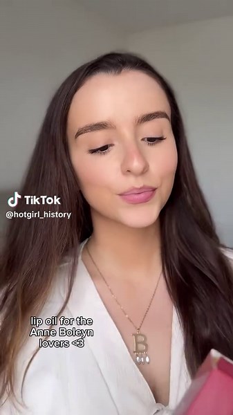 Embrace Anne Boleyn: Must-Have Cosplay Essentials