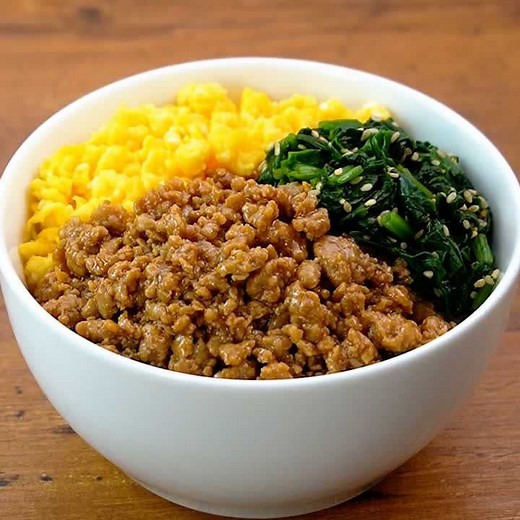 味付け失敗なしの王道レシピ！基本の三色鶏そぼろ丼の作り方 | デリッシュキッチン