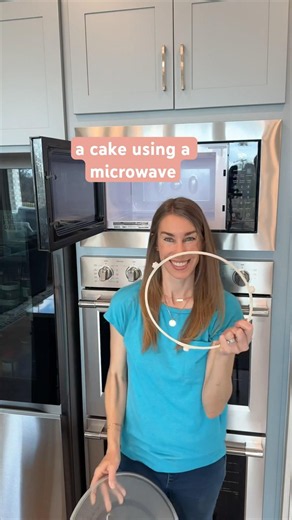 Super smooth frosting using a microwave ring and a ruler! #cakedecorating