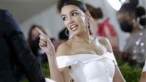 Alexandria Ocasio-Cortez provoziert auf Met Gala mit ihrem Kleid