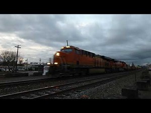 (Northbound) BNSF Empty Garbage Train BLAST THROUGH the 3rd Street Southeast Railroad Crossing.