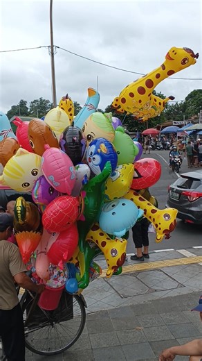 flying giraffe balloon
