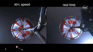 Otra de los espectaculares videos del descenso del rover Perseverance que la NASA ha hecho público. En esta ocasión se puede ver cómo se despliega el paracaídas de la etapa de descenso mientras cae a 1.5 veces la velocidad del sonido. El paracaídas tiene un diámetro de 21.5 metros y sale disparado por un "cañón" en la parte superior de la etapa de descenso. Vídeo: NASA - Gio | Ciencias de bolsillo