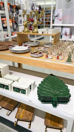 23K views · 147 reactions | Who’s hosting Christmas this year? If you are, check out this new dinnerware collection at Target  So many fun holiday prints perfect for your hosting needs! Make sure to like and check my LTK for the . #targetchristmas #targetdollarspot #christmasparties #christmasseason #holidaystyle #christmasmagic #target #targetmom #targetrun #targetshopwithme #newattarget #targetfanatic #targetbullseye #holidayparties #christmasdinnerparty | Target Junkie | Facebook