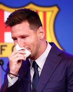 Messi cries during goodbye speech 😪