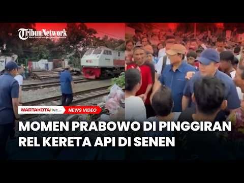 Kereta Api Melintas saat Prabowo di Pinggir Rel di Senen
