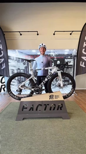 Carlos Aizpún | Ciclismo on Instagram: "🚀 Lanzamiento oficial: Factor One (montaje a la carta) 🚲 Unidad muy limitada (una de las primeras en España) con ruedas @lavellebike VARIA 65: • Perfil 65 mm con aro “ondeado” • Bujes hechos en Galicia, cuerpo de titanio • Sistema propio de trinquetes, 48 puntos de engranaje ⚙️ Cuadro y cockpit • Geometría más adelantada vs Ostro • Dos alturas de manillar (±20 mm) + hasta 15 mm de spacers inferiores • Frente imponente: horquilla masiva y tubos muy finos