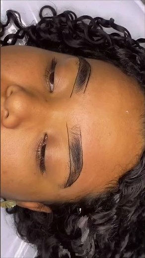 Eyebrow epilation with Depimiel's pearly wax.