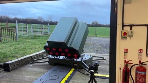 İngiliz ISS Aerospace firmasının 10 adet WASP dron fırlatan HAL10 lançer sistemi. WASP dron için 45km menzil ve 1kg harp başlığı verilmiş.