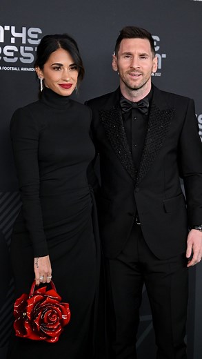 36K views · 5.5K reactions | LIONEL MESSI AUX FIFA AWARDS  Le champion du monde @leomessi a assisté à la cérémonie des trophées « Fifa The Best Football Awards », lundi, à la salle Pleyel, en compagnie de son épouse @antonelaroccuzzo. Sans surprise, il a remporté le prix du meilleur joueur pour l’année 2022 ! Toutes nos félicitations  — #fifaawards #thebestfootballawards #lionelmessi #antonellarocuzzo | Gala | Facebook