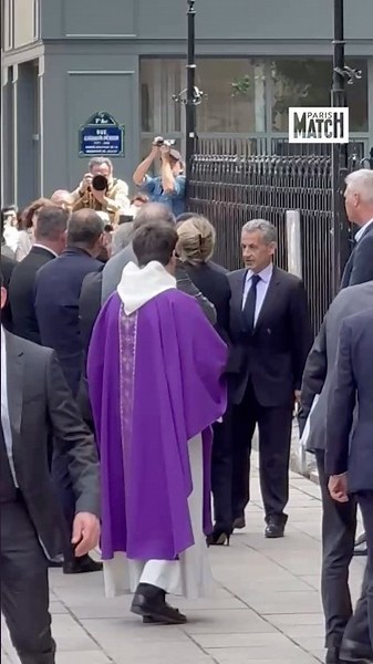 Nicolas Sarkozy arrive accompagnée de son épouse Carla Bruni, aux obsèques de Bernadette Chirac.