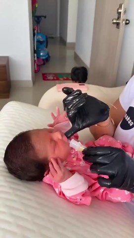 haakaa Colostrum Collector Kit Breast Milk Collector with Cotton Cloth Wipe and Storage Case, Ready-to-Use, Reusable, 4ml/6pcs