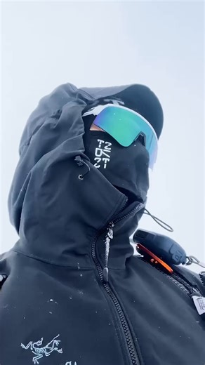 Powered by ColdFront™ Anti-Fog Technology, the STRATUS Anti-Fog Balaclavas optimize airflow. With a unique dual-layer overlapping design that creates an escape for your breath, each balaclava is designed to vent air down and away from your lenses to ensure zero fog, while keeping your full face protected. | Stratus