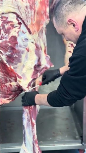The veal cutting/butchering process is starting #meatmarket #cuttingskills #shortvideo #food
