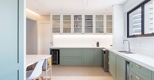 Cozinha provençal mescla marcenaria verde e parede ripada