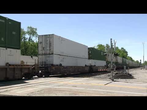 NORFOLK SOUTHERN GE AC44C6M Northbound Intermodal Container Train