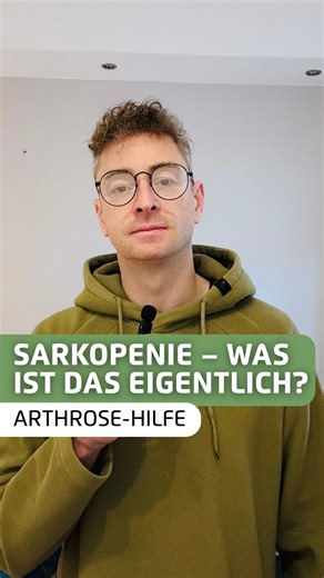 Arthrose Hilfe on Instagram: "„Sarkopenie – was ist das eigentlich? Sarkopenie ist der beschleunigte, altersbedingte Verlust von Muskelmasse, Muskelkraft und Muskelfunktion, der über den normalen Alterungsprozess hinausgeht und zu verminderter körperlicher Leistungsfähigkeit, erhöhter Sturzgefahr und schlechterer Lebensqualität führt. Dieser Abbau beginnt schon ab dem 30. Lebensjahr, beschleunigt sich aber im Alter, wobei die Weltgesundheitsorganisation (WHO) Sarkopenie seit 2016 als eigenständi