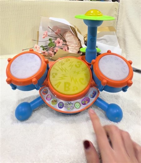 🥁✨ VTech KidiBeats Drum Set – trống điện tử cho bé ✨🥁 Một món đồ chơi rất nổi tiếng của VTech dành cho các bé thích âm nhạc và vận động. Chỉ cần cầm dùi gõ vào trống là đèn sáng – âm thanh vang lên, bé chơi cực kỳ hào hứng. 🎶 Điểm hay của bộ trống này: • Có 3 mặt trống 1 chũm chọe phát sáng cho bé gõ nhịp vui tai. • 4 chế độ chơi khác nhau: – Chơi tự do – Học chữ cái – Học con số – Chơi theo nhịp nhạc • Có nhiều giai điệu nhạc sôi động như rock, pop, hip-hop… giúp bé cảm nhận nhịp điệu. • Khi