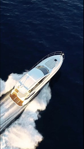 Discover the perfect fusion of comfort and sportiness on the Gran Turismo 45, with its sleek lines and elegant details with touches to reflect the natural daylight. 🔗 https://bit.ly/3r6LKfe | BENETEAU