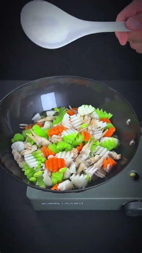 You don’t need soy sauce or original juice for razor clams. Follow my cooking method. Stir-fried