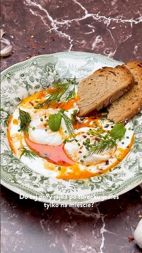 Turkish Eggs - Recipe for poached eggs with garlic and herb yogurt | Delicious breakfast