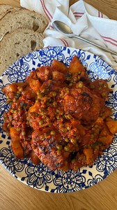 77K views · 4.7K reactions | Italian Chicken & Potatoes  This Italian chicken and potatoes recipe is the ultimate one pot Italian chicken dinner that’s simple, rustic, and full of flavor. Made with tender chicken, golden potatoes, tomato sauce, and fresh basil, it’s pure Italian comfort food. The kind of homestyle meal every Nonna used to make. Perfect for an easy weeknight dinner or a Sunday meal with family. Recipe in the comments below ⬇️ | Giovanni Siracusa | Facebook