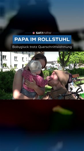 „Jeden Tag, wenn Mila mich anlächelt, denke ich: Alles richtig gemacht.“ ❤️ Stefan aus Moers ist querschnittsgelähmt und seit fünf Monaten Papa. Viele Jahre haben er und seine Frau für ihren Kinderwunsch gekämpft. Heute zeigt ihre Geschichte: Familie, Liebe und Elternsein hängen nicht davon ab, ob man laufen kann. #Moers #NRW #Familie #Papa #Kinderwunsch #Inklusion #Rollstuhl #Querschnittslähmung #Liebe #Eltern #Baby #Mutmacher #Lebensfreude #Familienglück #sat1 #sat1nrw #news #fyp #viral #trend