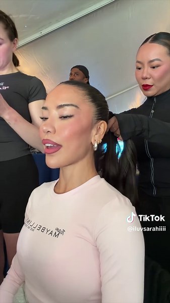 Pre–marathon jitters turned into pure joy with the best girls by my side✨ so grateful for the energy, the laughs and all the hugs we gave and moments before the race 🏃‍♀️💛 @Maybelline NY #nycmarathon #marathon #runner #newyorkcity #girlhood