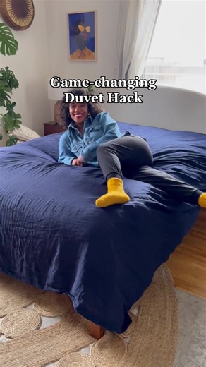 Follow this game-changing duvet hack for achieving a perfectly spread bed and make your life a breeze on laundry day 🛏️ #duvetcover #laundryday #duvethack #laundrytips