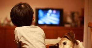 Con trai liên tục than có người bước ra từ ti vi, ai cũng không tin, sự thật sau đó khiến bà mẹ hối hận