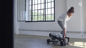 Der Zapp Xpress lässt sich ganz leicht und super kompakt zusammenfalten – mitsamt Sitzeinhang! | Quinny