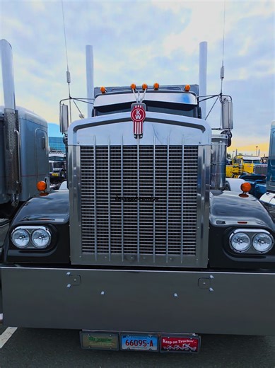 House on wheels 🏡 #bigrig #largecar #kenworth #truckshow #trucks