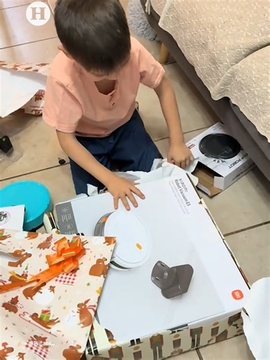 Lejos de pensar en juegos, el pequeño celebró un regalo que le ayudará a limpiar su recámara #HeraldoDigital
