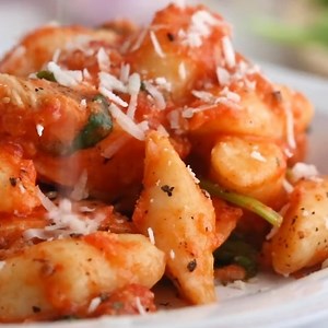 13K views · 160 reactions | Gnocchi with Grilled Chicken in a creamy, light roasted red pepper sauce, baby spinach, and Pecorino Romano will make people think you’re a gourmet cook! https://www.skinnytaste.com/gnocchi-with-grilled-chicken-in-roasted-red-pepper-sauce/ | Skinnytaste | Facebook