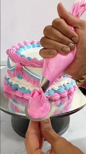 This Frosting Technique Looks Unreal! | Cake Layers & Designs