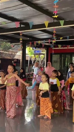 Gerakan tari nawung sekar jawa tengah di sanggar #taritradisional #tarinusantara #tarijawa