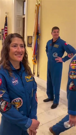 El grupo de astronautas de la misión Artemis II de la NASA fue increpado en el Capitolio de Estados Unidos por un hombre que les acusó de mentir sobre sus misiones espaciales y participar en una supuesta