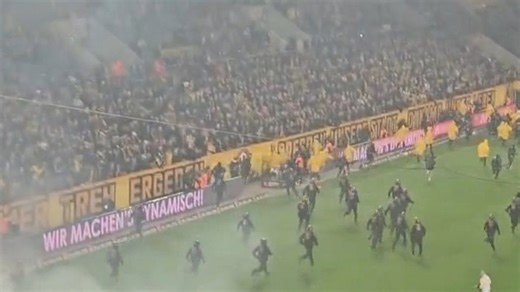 Eskalation in Dresden: Fans liefern sich Pyro-Schlacht auf dem Rasen