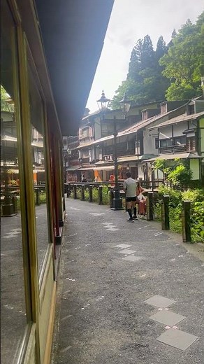 銀山温泉の温泉街です。温泉旅館などもレトロな雰囲気出してますねい。色んな温泉旅館がありますね。 #銀山温泉 #温泉街 #温泉旅館 #温泉旅館街 #旅行 #travel #山形県 #川