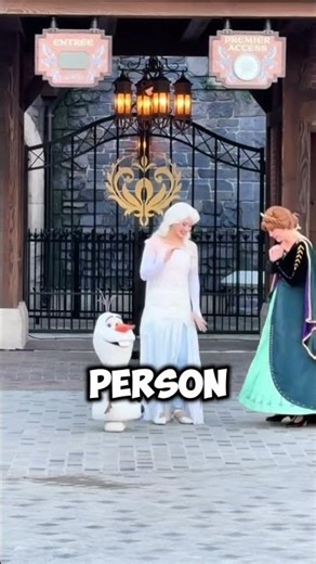 Olaf Stuns Guests at Disneyland – The Secret Behind the Costume!(@chrisjamesgolds/TT)