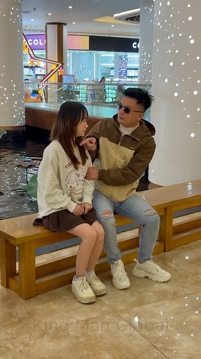 In the supermarket, she was being controlled — unable to shout, unable to move, unable to escape. She kicked the legs of people passing by, trying desperately to draw attention… but everyone ignored her. With her hand, she formed a Silent SOS. And this time — someone finally saw it. KindMan sat beside them, slipped the man’s wallet out, and pretended to “find” it on the floor. The man checked his pocket and released her, giving her the perfect moment to run. One kick. One silent signal. One smar