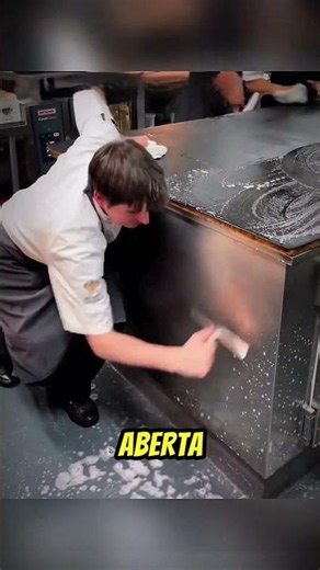 É assim que é feita a limpeza de uma cozinha de restaurante