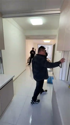 现在都流行的免打孔的隔断门 不破坏墙体十分钟就搞定#折叠门#隔断#推拉门#极窄边框门#客厅隔断Customized blinds for the whole house