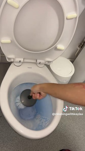 Daily Bathroom Cleaning Tips for a Fresh Space