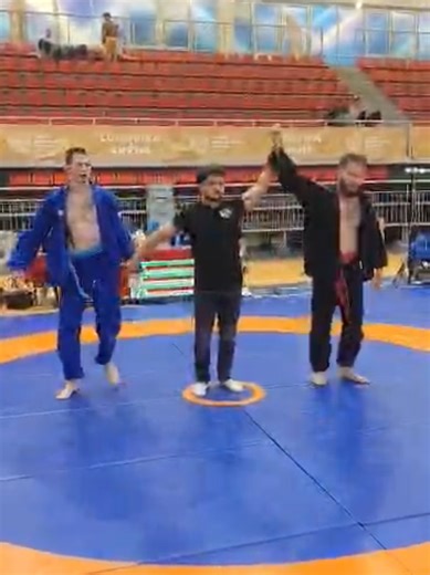Egyesületünk Grappling versenyzője és Edzője @_koxy__1 az egyetemi bajnokságon erős mezőnyben 4 meccset nyerve egy 🥈 és egy 🥉 érmet szerzett Ha szeretnél éles helyzetben kipróbált és bizonyított technikákat tanulni várunk hétfőn és szerdán este 7 től valamint kedden és csütörtökön délután 5 órától 😊 🤜 #roninfightacademy #bjj #debrecen #mma #grappling