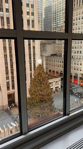 from 34th street, up fifth avenue, and all around town—it’s beginning to look a LOT like christmas in new york! 🎅🏻🎄🏙️☃️❄️✨ shot on iphone 4k at 30fps ethan barber, life in manhattan rockefeller center, macys, radio city music hall, rockettes, bryant park, saks light show #ethanbarberco #christmasinnewyork #rockefellercenter #homealone2 #christmas #newyorkcity #newyorkphotographer #nostalgia #november #december #merrychristmas #elf | Ethan Barber
