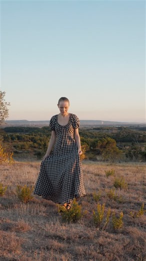 Silversaga Patterns on Instagram: "What it looks like vs what it feels like. Looks like: 🌾✨ A peaceful November evening, golden light pouring over the meadow, soft linen swirling in the breeze. The Ella Dress catching the last warmth of autumn. What it felt like: 💨❄️ Running up and down the hill to keep warm between takes, trying to look serene while hiding goosebumps, chattering teeth, and limbs that refused to move naturally. Just a few weeks later, it was snowing. Funny how you rarely see t